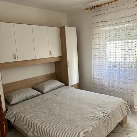 Kristina Apartment Vir