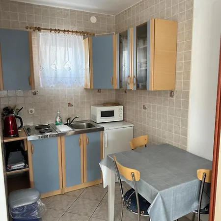 Kristina Apartment Vir