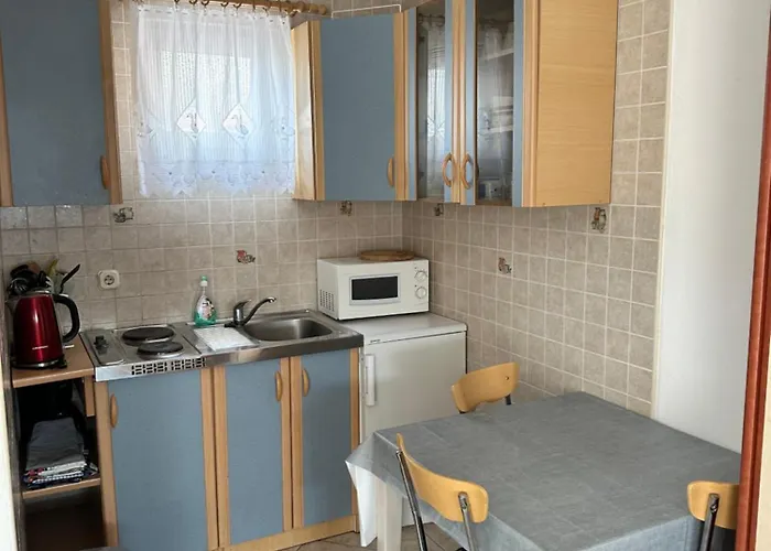 Kristina Apartment Vir